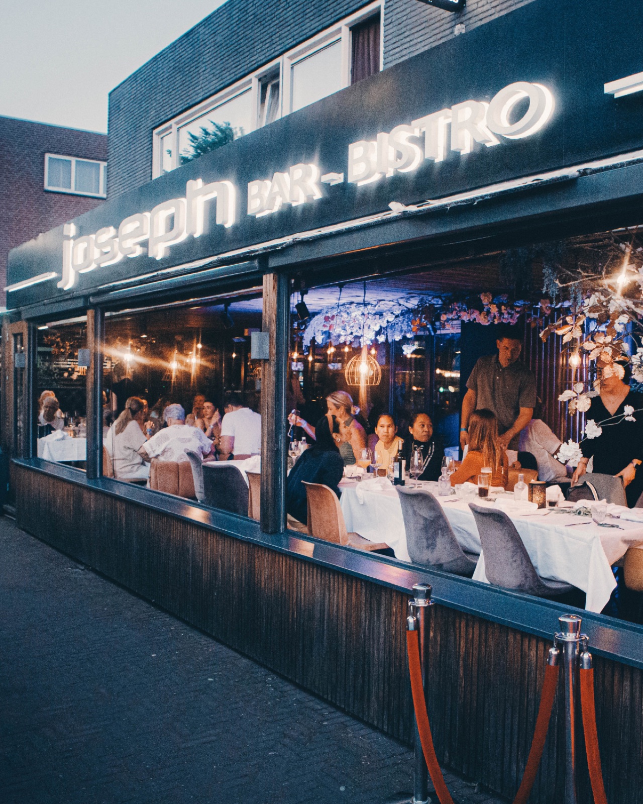 De gevel van Bar Bistro Joseph in Hoofddorp bij avond